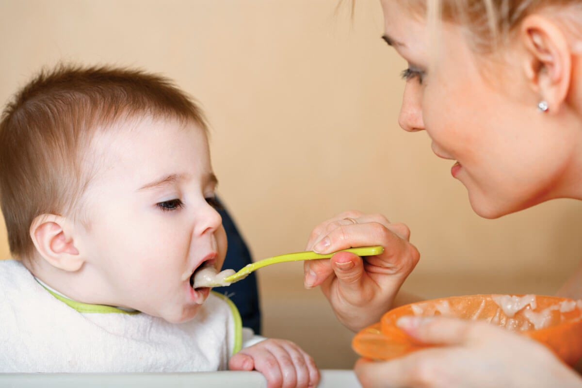 baby-feeding-mom