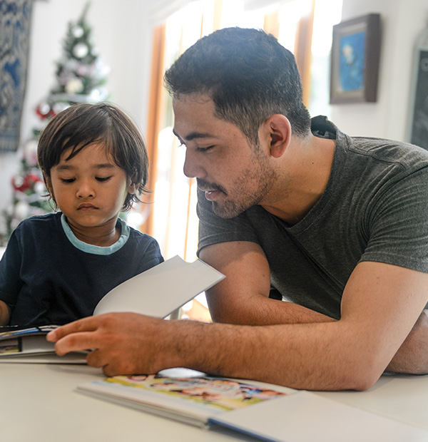 bac_dad_son_reading