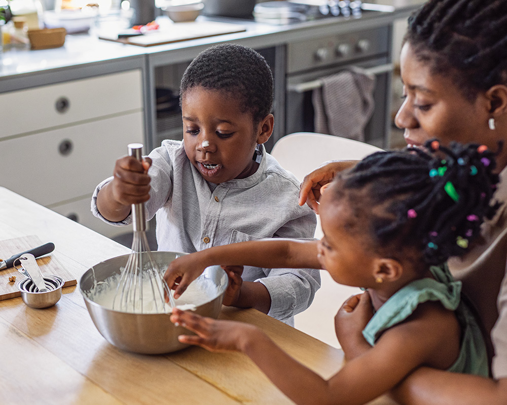 bac_mom_kids_blk_kitchen