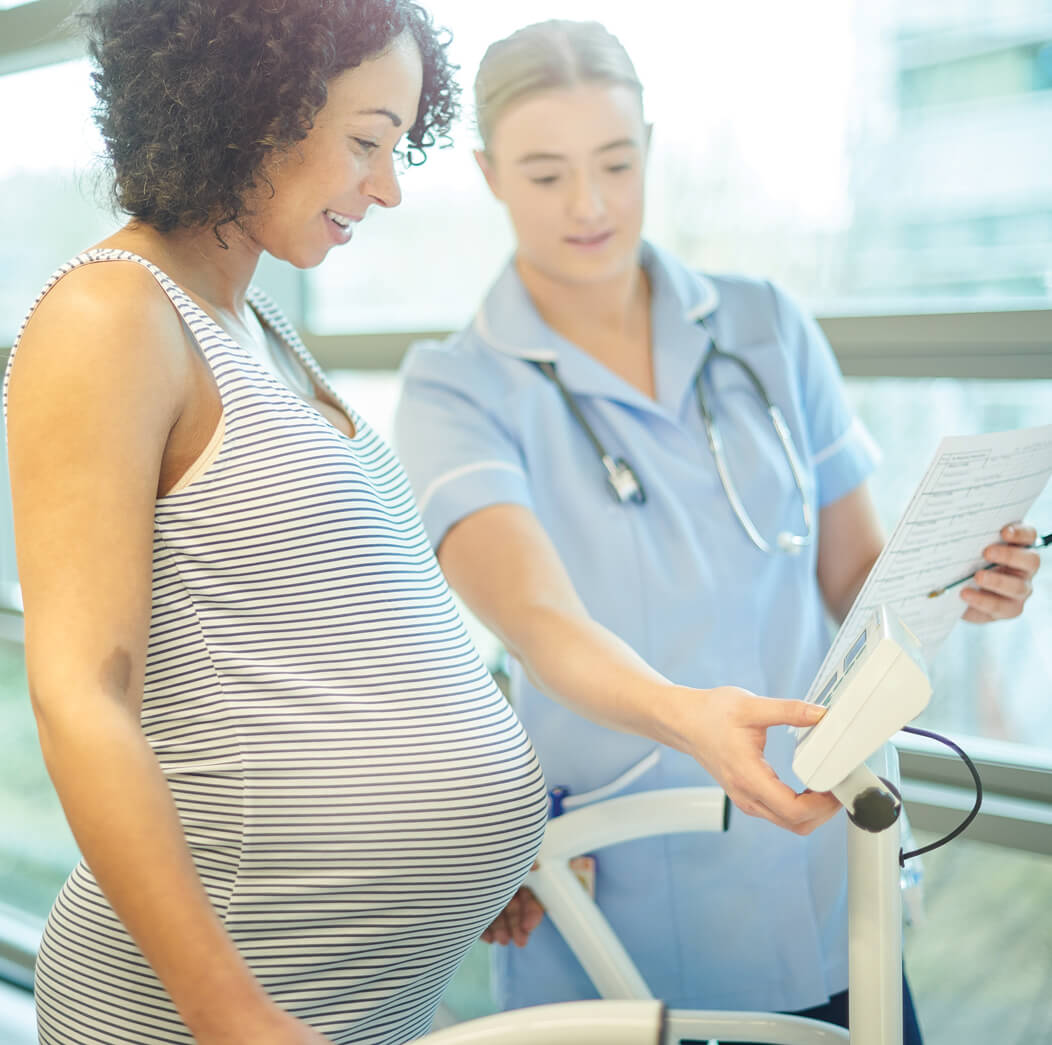 Preg Lady Dr weighing